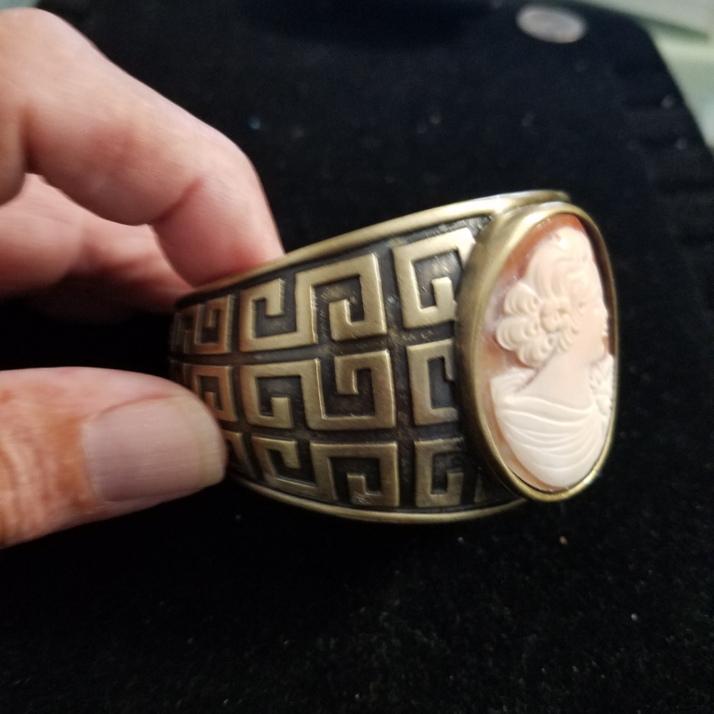 Large Amadeo Cameo Cuff - Picture 2 of 4